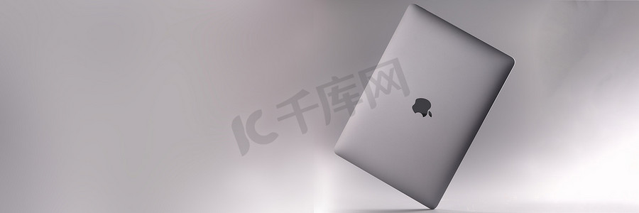 macbook摄影照片_白俄罗斯明斯克 — 2021年12月6日：灰色背景的新型数字笔记本电脑Apple MacBook Air