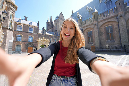 古代女学生摄影照片_荷兰海牙 Binnenhof 建筑群庭院中女学生的自画像