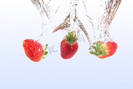 水里的草莓果