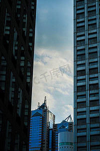 应急建筑摄影照片_狭窄的建筑之间可以看到蔚蓝的天空