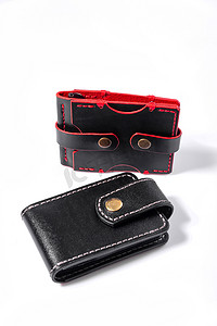 豪华工艺名片夹盒和黑色男士钱包由皮革制成。