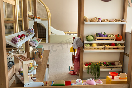 带餐具和人造食品的木制儿童游戏厨房