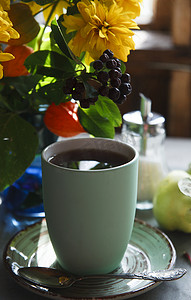 一杯茶，一束秋花，初秋的早晨概念。