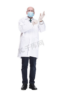 皮肤上的细菌摄影照片_戴着防护面具、戴上防护手套的男医生。