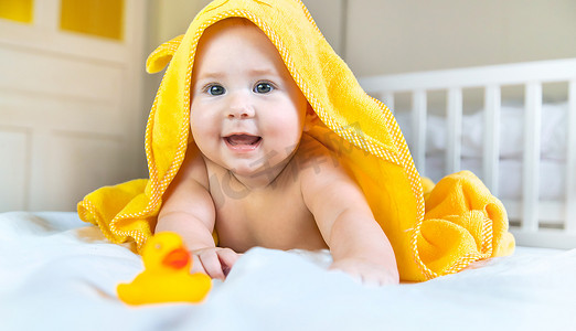 宝宝用毛巾洗澡后。