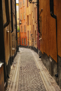 欧洲旅游小城市里安静、空荡荡的鹅卵石街道。