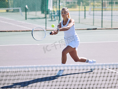 激情狂玩摄影照片_活跃、健康、运动的运动网球运动员在网球场打一场友谊赛。