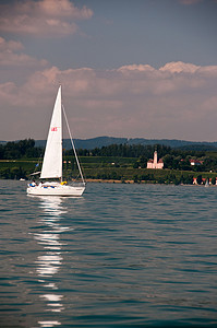 博登湖摄影照片_在博登湖上的帆船，后面的比尔瑙，德国