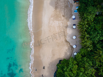 莫兰迪白色摄影照片_泰国兰达甲米岛，泰国兰达岛的热带白色海滩，热带岛屿，无人机鸟瞰海滩