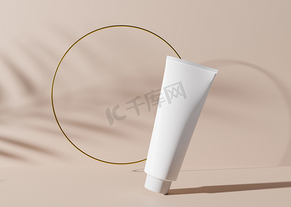 白色和空白的无品牌化妆品奶油管，配有金环和植物阴影。