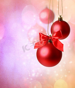 红色斑点的球摄影照片_圣诞红色装饰品