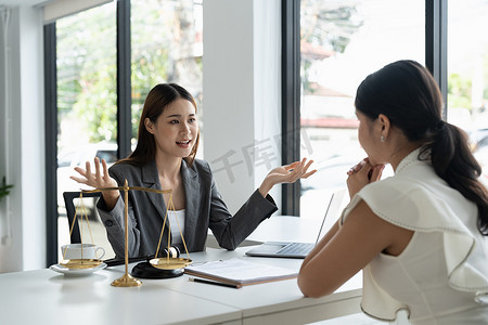 咨询摄影照片_年轻律师在律师事务所办公室与男委托人洽谈咨询法律。