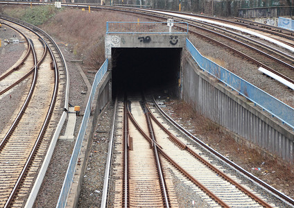 有轨道和交叉线的铁路隧道