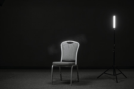 舞台上的一把椅子和一个光源，用于录制采访或博客。