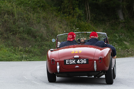运动会徽摄影照片_AC ACE 1955 是意大利著名历史赛事 Mille Miglia 2020 拉力赛中的一辆老赛车