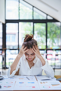 一位女员工的肖像显示出因处理文书工作而焦虑和紧张的脸