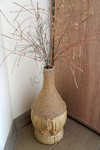 室内地板上装饰瓶花瓶中的干树枝