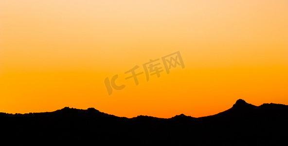 美丽多彩的日落背景与山脉的轮廓