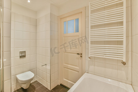 淋浴装饰摄影照片_现代浴室配有淋浴、卫生间、水槽和白色浴缸