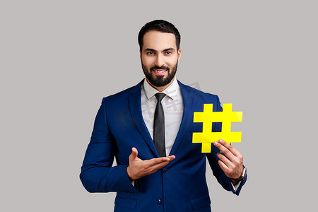 手写主题摄影照片_微笑的留着胡子的男人展示黄色标签，标记博客趋势，社交网络中的病毒主题。