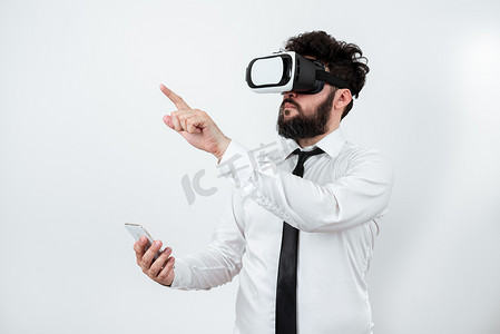 男子拿着手机，戴着 Vr 眼镜，用一根手指指着最近的更新。