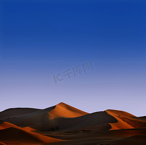 蒙古烤全羊摄影照片_蒙古戈壁沙漠中美丽的沙丘。
