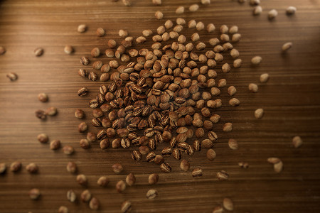 咖啡豆纹理摄影照片_木制背景 3D 渲染上的咖啡豆。