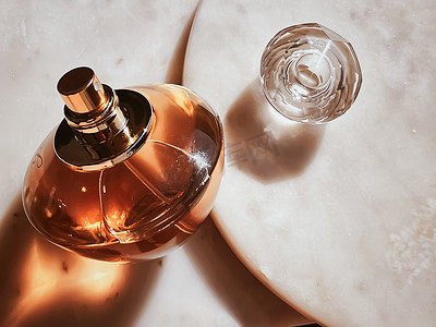 香水瓶、豪华香水、大理石背景的玻璃瓶、美容产品