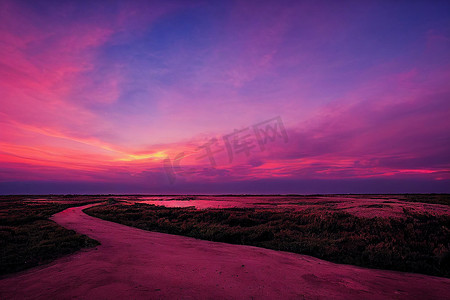 夕阳西下时，美丽的粉红色和紫色天空和夜晚的云彩。