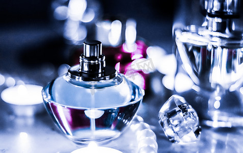 卧室化妆品摄影照片_夜间魅力梳妆台上的香水瓶和复古香水、珍珠首饰和香水作为节日礼物、奢华美容品牌礼物