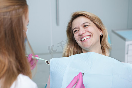 牙科诊所摄影照片_牙科诊所的成熟女性