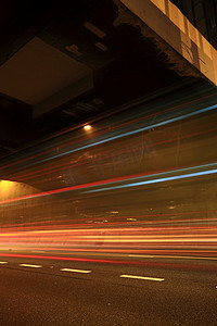 城市道路汽车摄影照片_城市道路灯光在夜间