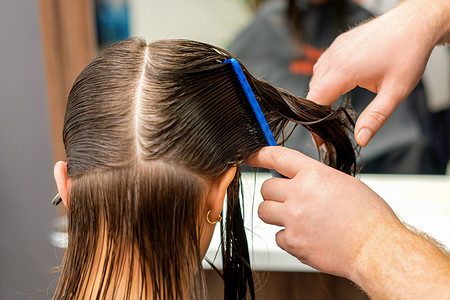 线条分割摄影照片_梳理女人头发的理发师