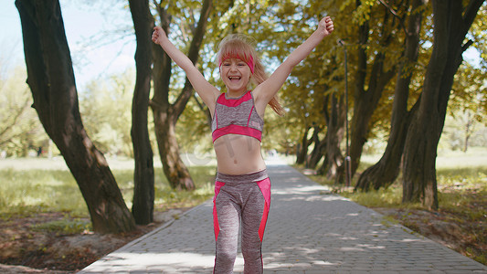 孩子马拉松摄影照片_运动健身运动跑步者女孩完成赛车比赛，赢得马拉松冠军