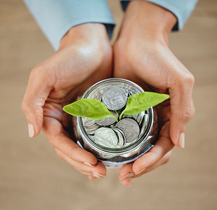 罐子里的金钱、硬币和现金的顶部视图，用于储蓄、预算和未来的需求。