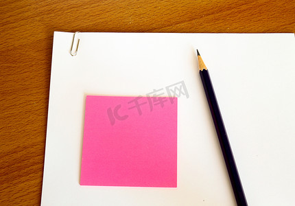 a4纸封面设计摄影照片_木桌上有铅笔和备忘录的纸