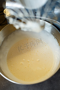 在食品加工机中搅拌奶油作为甜点。