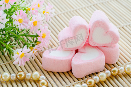 怪兽甜心字体摄影照片_粉红色棉花糖的甜心形状