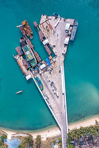 布拉拉宫摄影照片_泰国帕岸岛通萨拉码头、船和泰奈岛的鸟瞰图