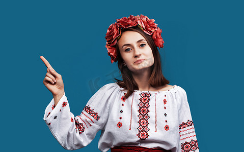 穿着乌克兰民族服装的年轻女孩