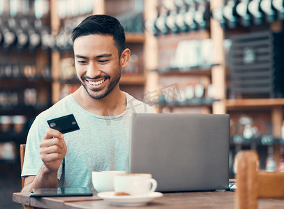 男子在网吧用信用卡和笔记本电脑进行网上购物、购买或贷款。
