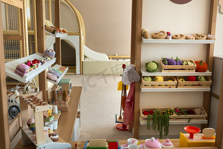 幼儿园食品摄影照片_带餐具和人造食品的木制儿童游戏厨房