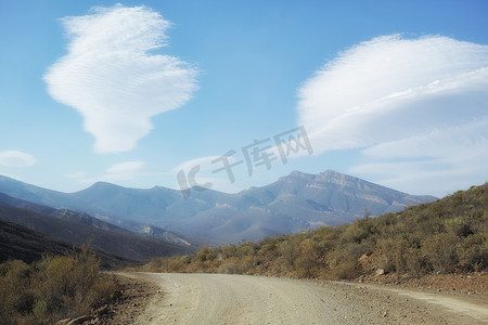 Cederberg 荒野地区由开普自然保护区管理，位于开普敦以北约 200 公里处，是一片极其崎岖的山脉。