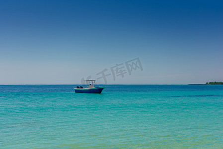 阳光明媚的日子里，加勒比海的小船。