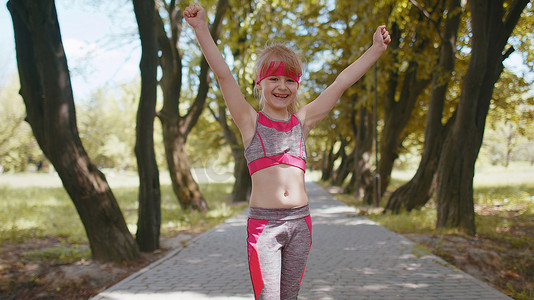 跑步运动健身摄影照片_运动健身运动跑步者女孩完成赛车比赛，赢得马拉松冠军