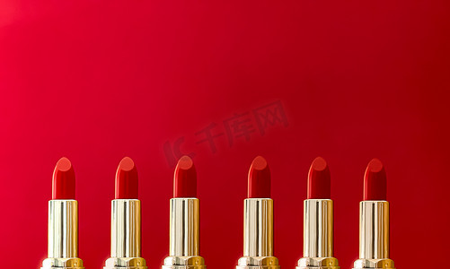 彩色背景金管中的红色唇膏、豪华化妆品和化妆品，用于美容品牌产品设计