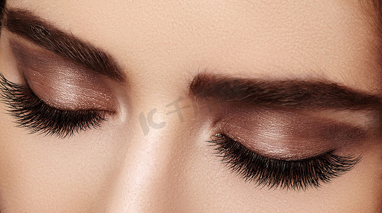 黑色化妆品摄影照片_美丽的女性眼睛，睫毛极长，黑色眼线妆。