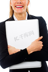 年轻女商人，怀里抱着笔记本电脑，戴着白色背景螺柱