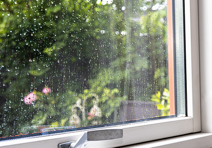 夏天的雨天，从窗户可以看到花园。