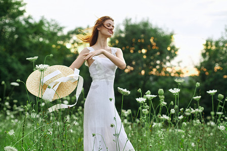 穿白裙的女人鲜花自由行走新鲜空气